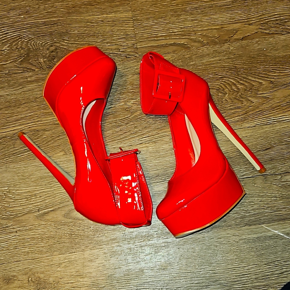 Red platform size 8.5